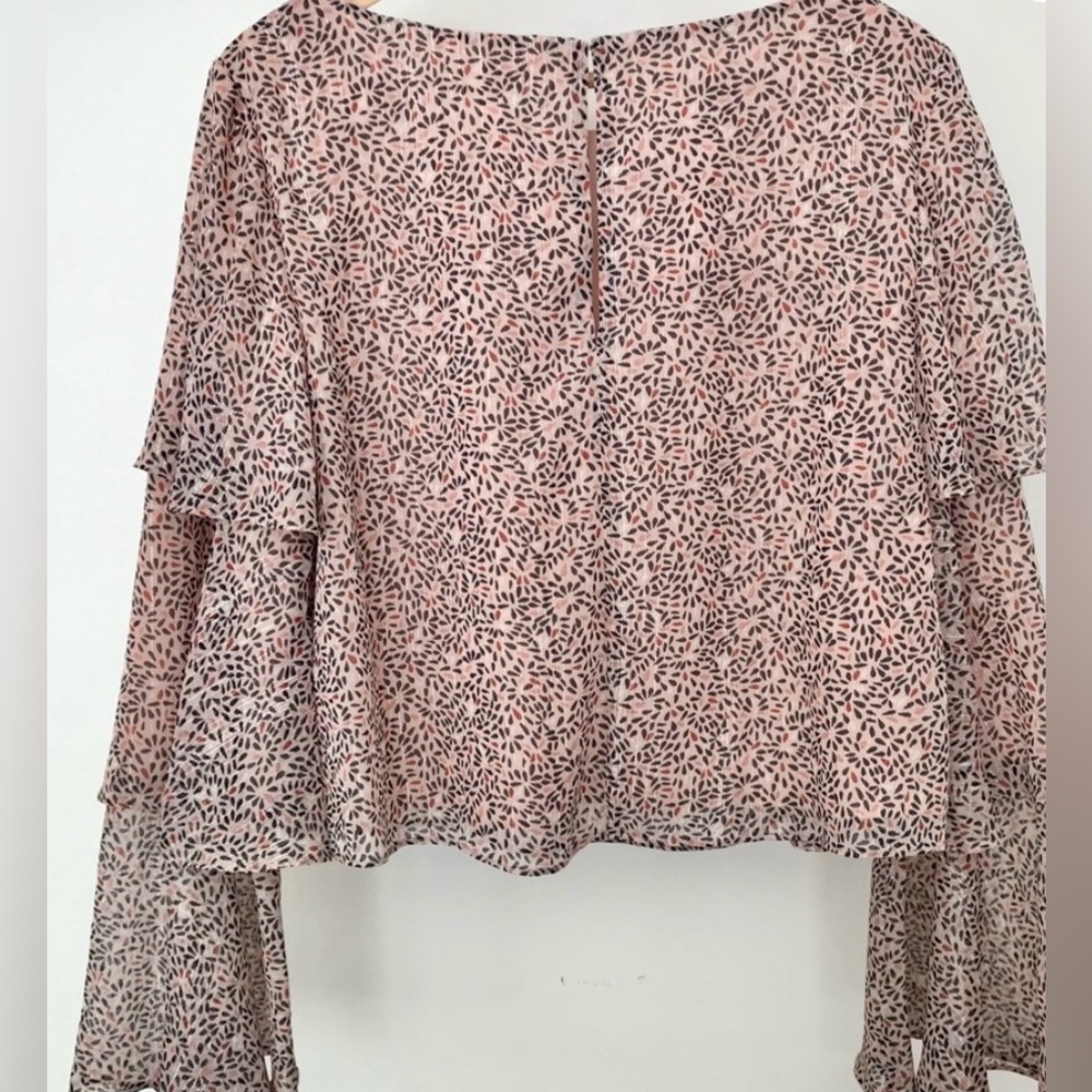 BCBGeneration Abstract Print Tiered Ruffle Top Sz M - Picture 3 of 7